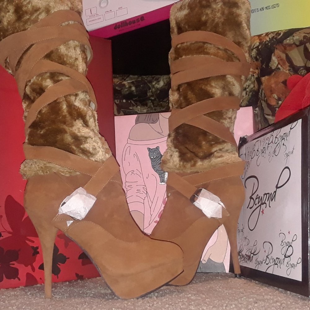 KNEE HIGH BOOTS (  BRAND NEW !!! )